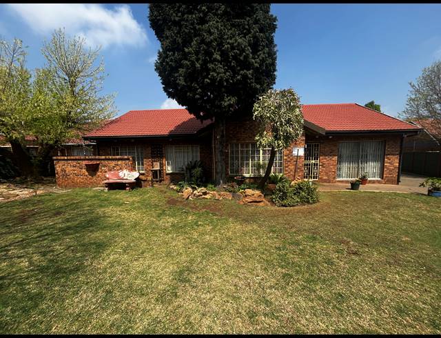 3 BEDROOM HOUSE FOR SALE IN DERSLEY